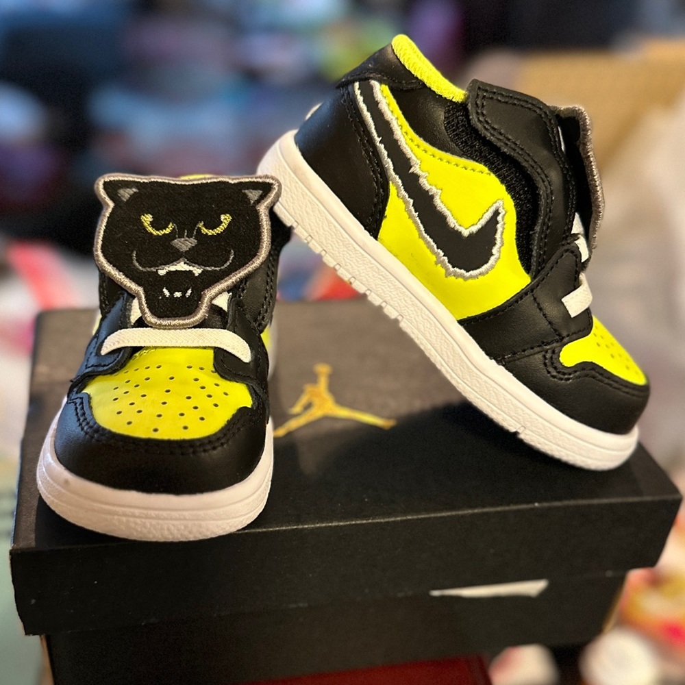 NIB Air Jordan 1 Low ALT SE 'Big Cat Energy' in Volt - Size 6C